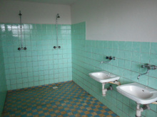 Šatny a sociální zařízení před rekonstrukcí